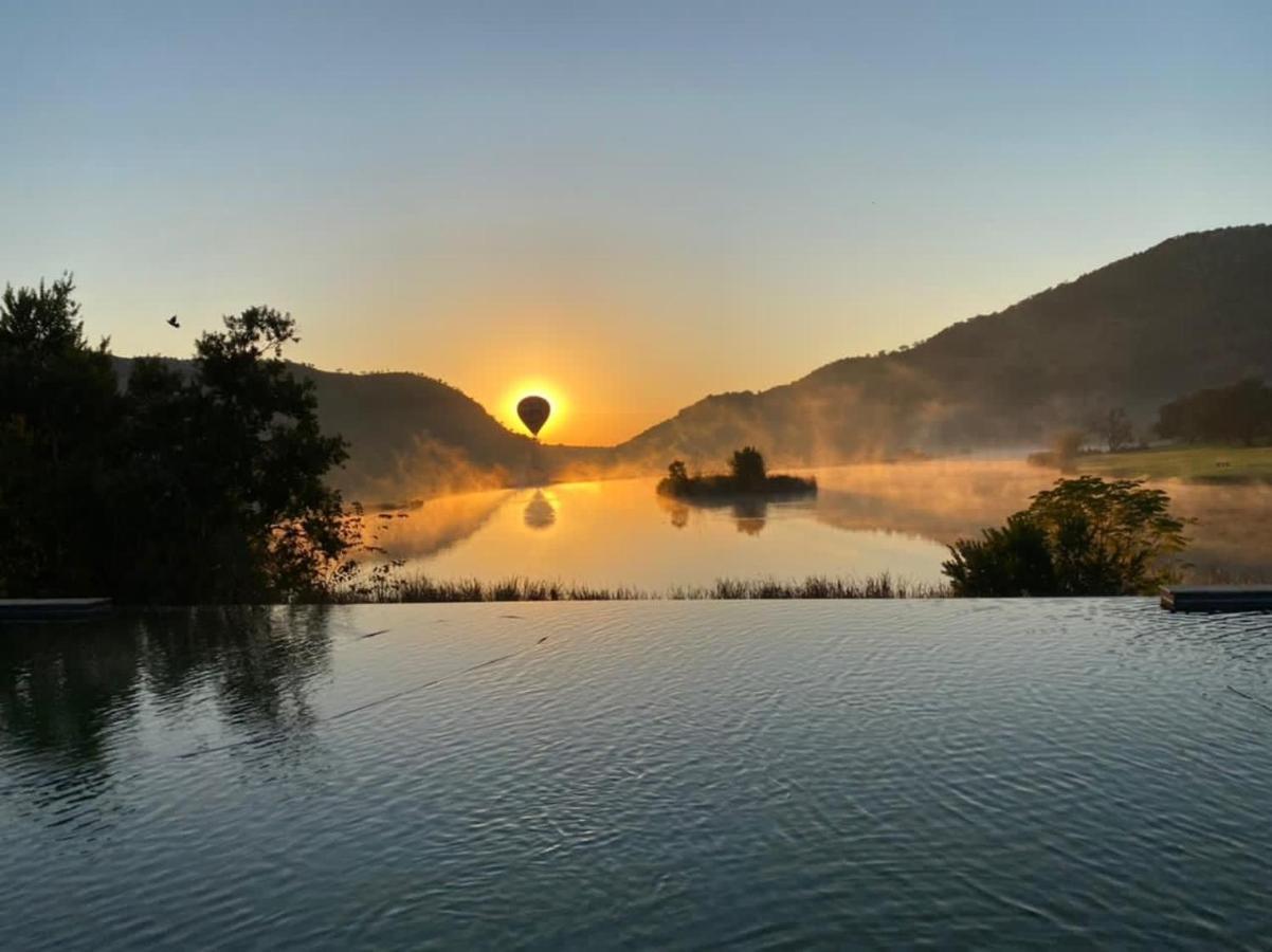 Kloofzicht Lodge & Spa Krugersdorp Exteriér fotografie Sunrise over the lake