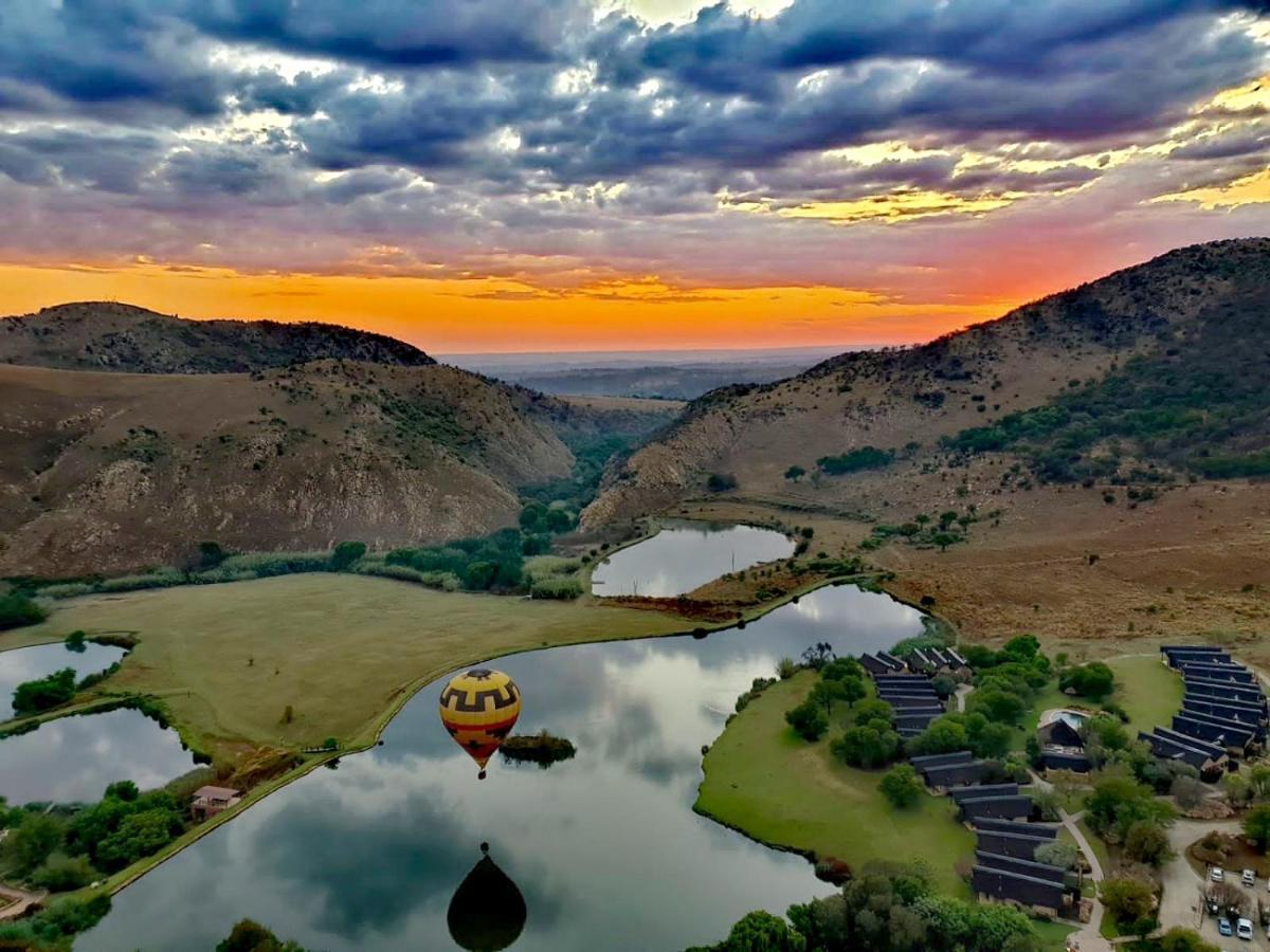 Kloofzicht Lodge & Spa Krugersdorp Exteriér fotografie Hot air balloon over the San Luis Reservoir