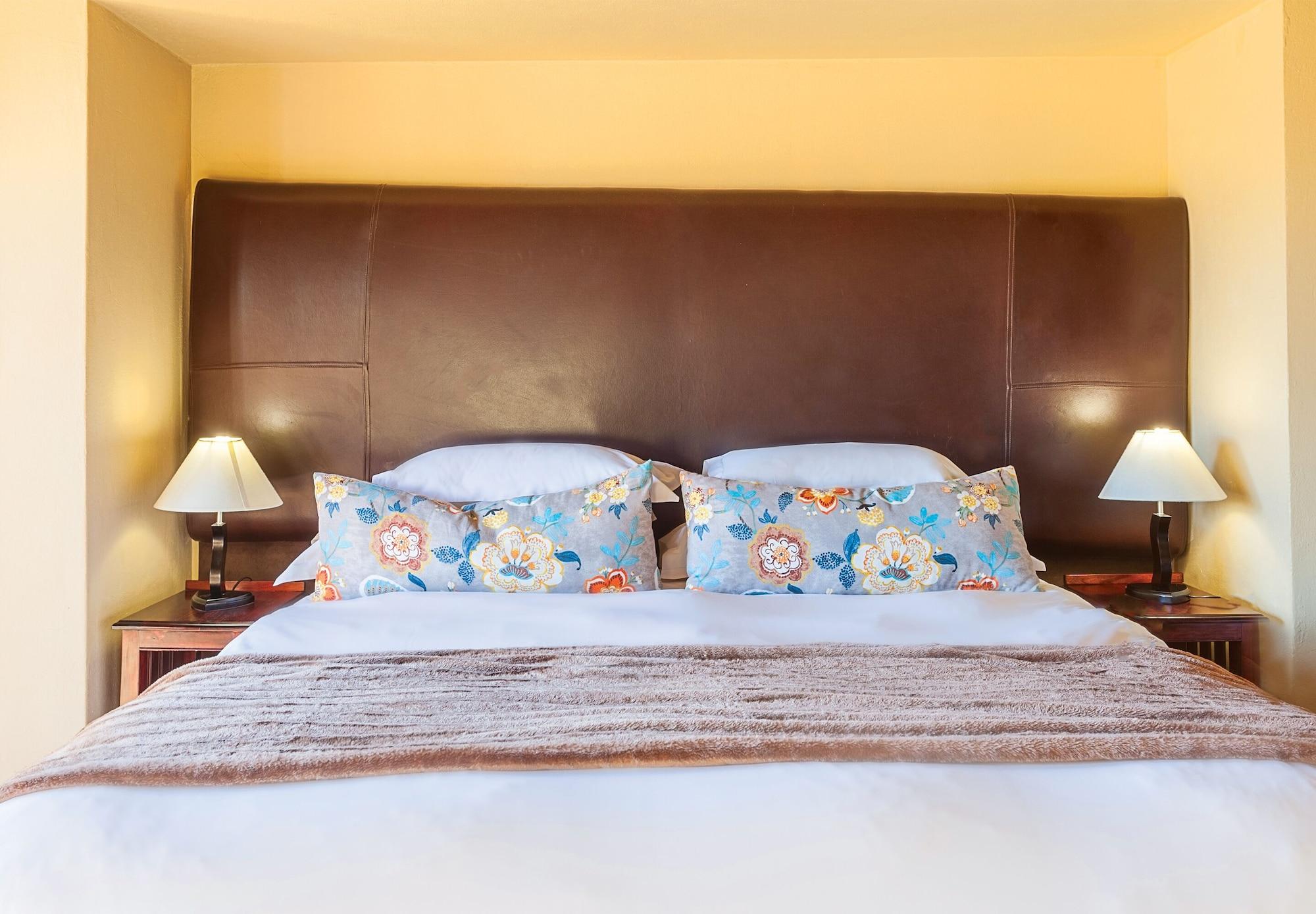Kloofzicht Lodge & Spa Krugersdorp Exteriér fotografie A bed with a headboard
