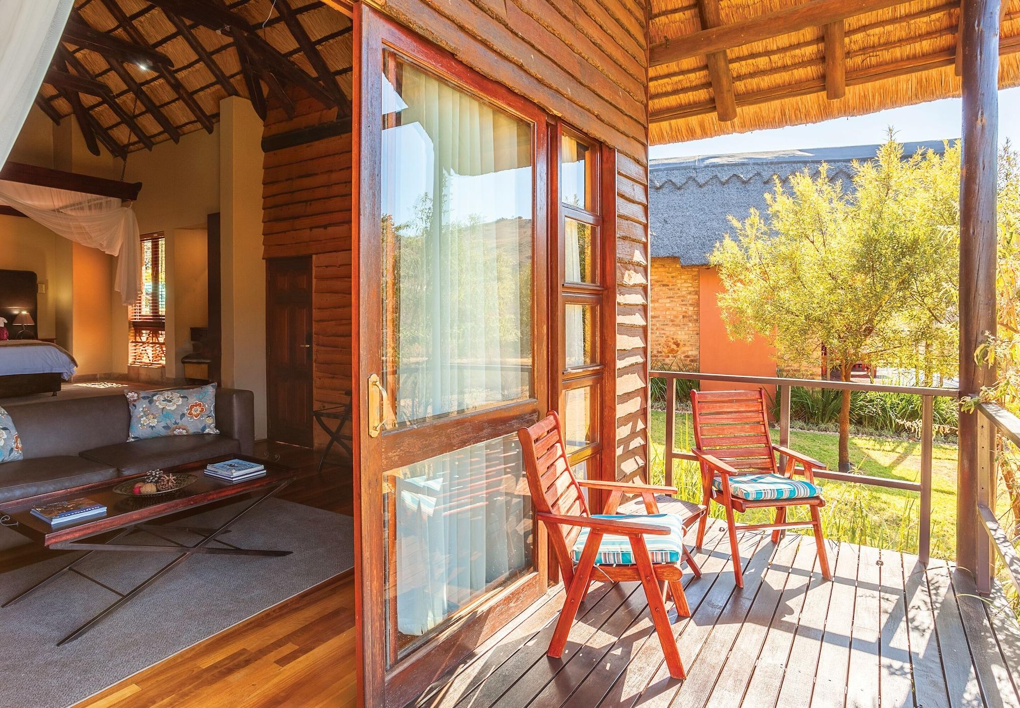 Kloofzicht Lodge & Spa Krugersdorp Exteriér fotografie A view of the balcony of a suite at the resort