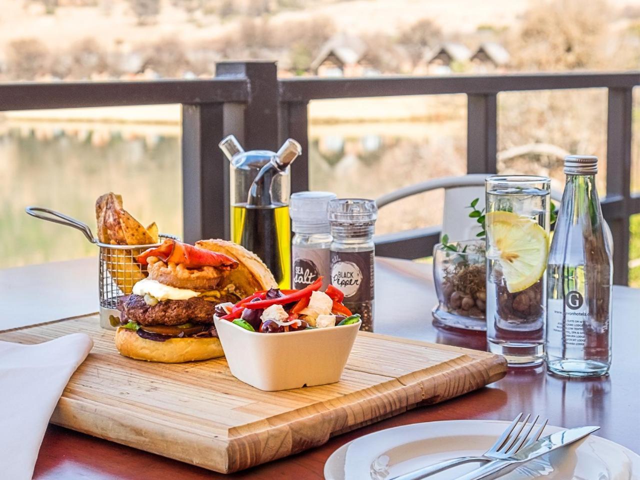 Kloofzicht Lodge & Spa Krugersdorp Exteriér fotografie A meal at the restaurant