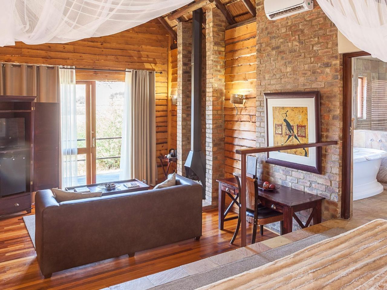 Kloofzicht Lodge & Spa Krugersdorp Exteriér fotografie Interior of a suite at the lodge