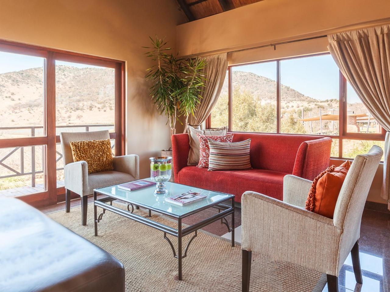 Kloofzicht Lodge & Spa Krugersdorp Exteriér fotografie A living room at the Inn at Eagle Mountain