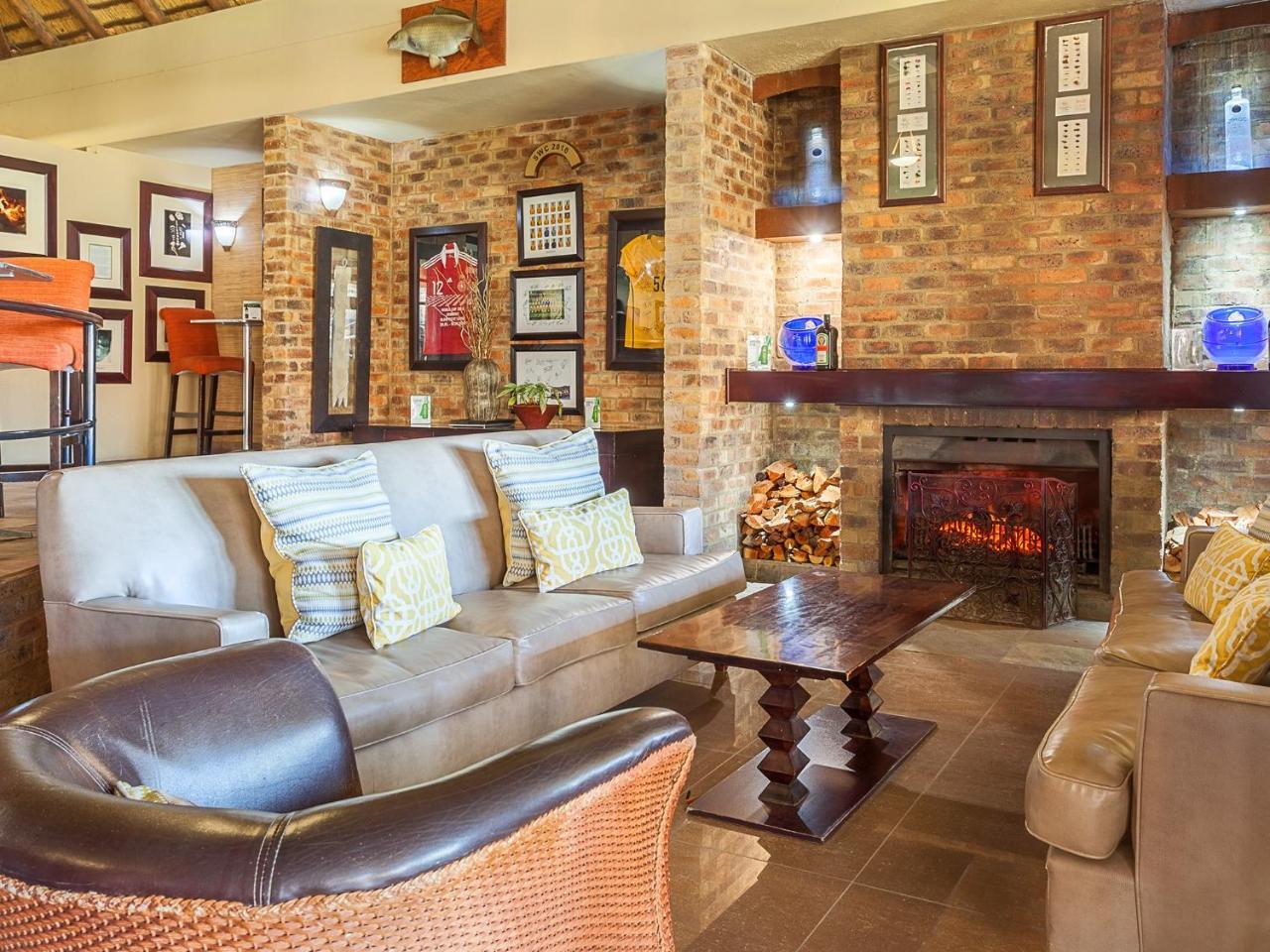 Kloofzicht Lodge & Spa Krugersdorp Exteriér fotografie The interior of the clubhouse at the Royal Natal National Park Golf Course