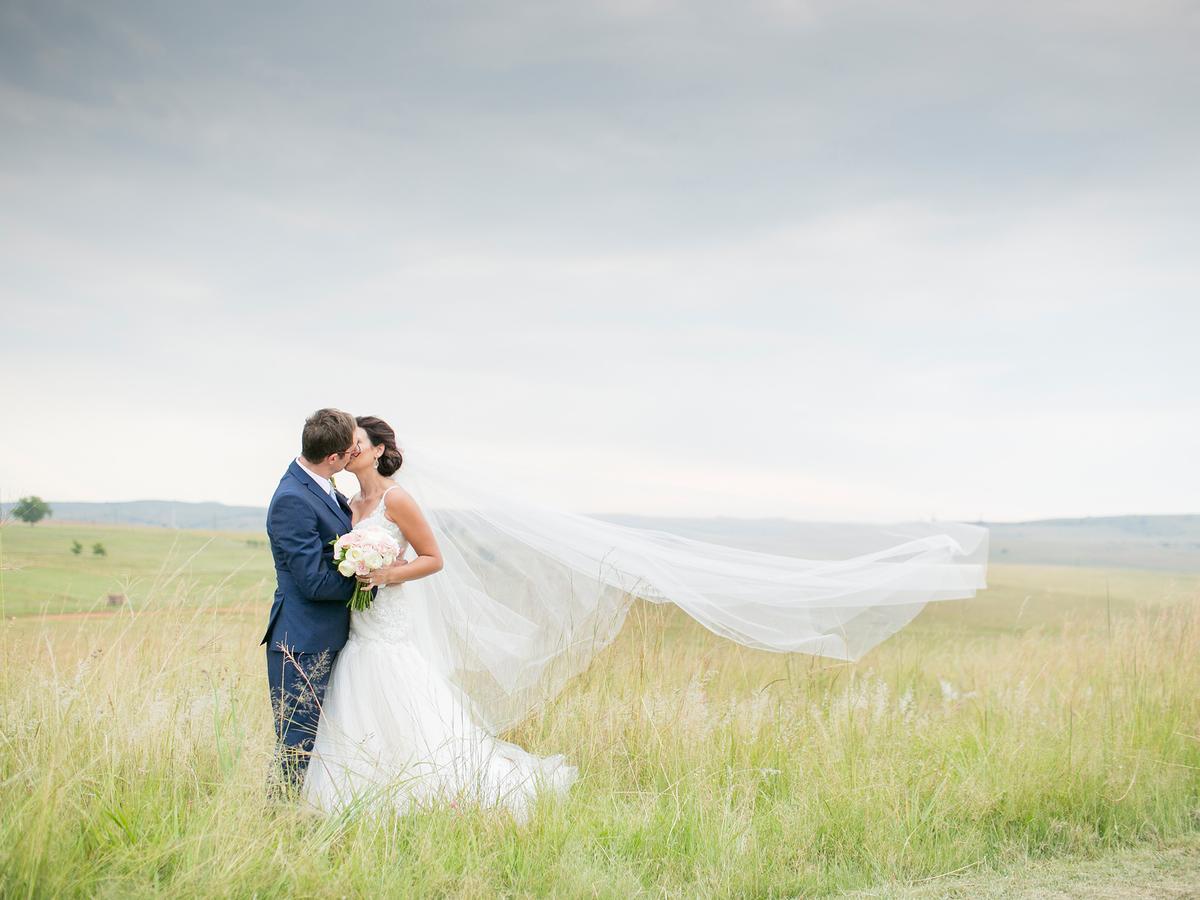 Kloofzicht Lodge & Spa Krugersdorp Exteriér fotografie Wedding couple