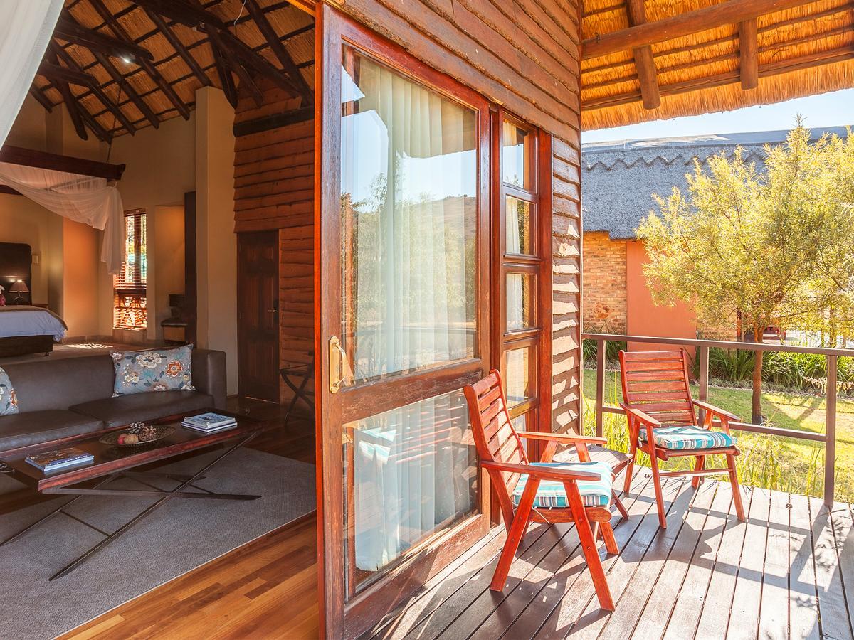 Kloofzicht Lodge & Spa Krugersdorp Exteriér fotografie A view of the interior of a suite at the resort