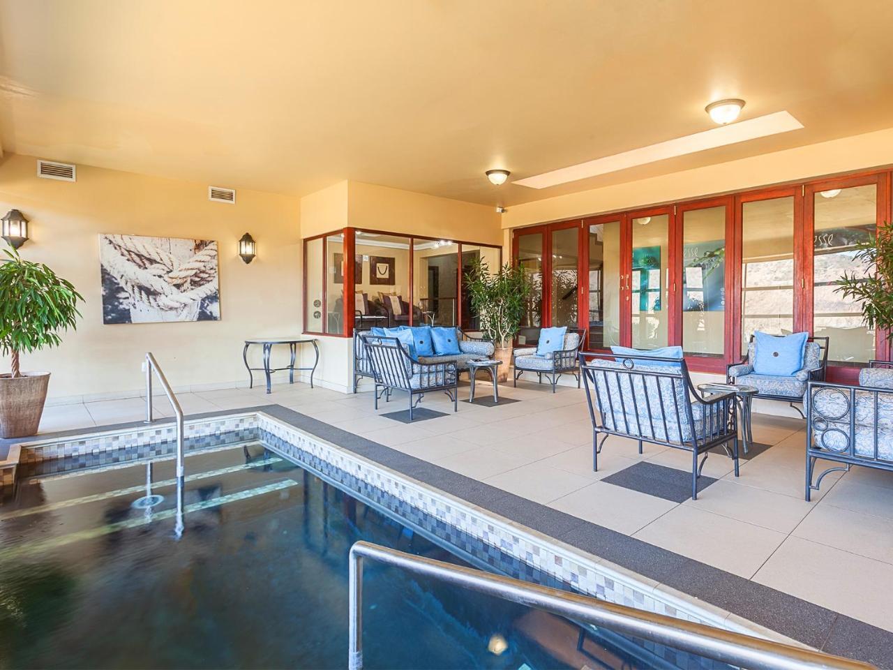 Kloofzicht Lodge & Spa Krugersdorp Exteriér fotografie The pool at the 1010 Chestnut Street clubhouse